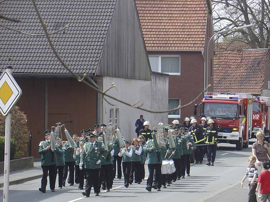 Der Spielmannszug begleitet die Feuerwehr mit dem Vereinsbaum zum Bürgerhaus