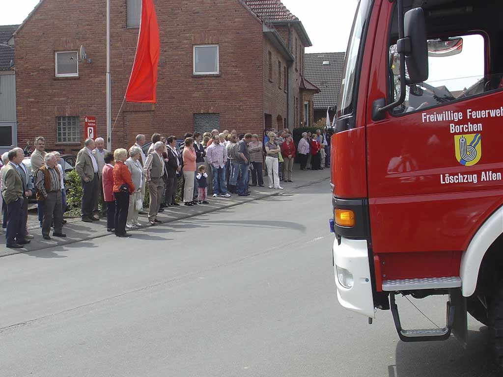 Am Bürgerhaus und gegenüber hatten sich viele Zuschauer versammelt.