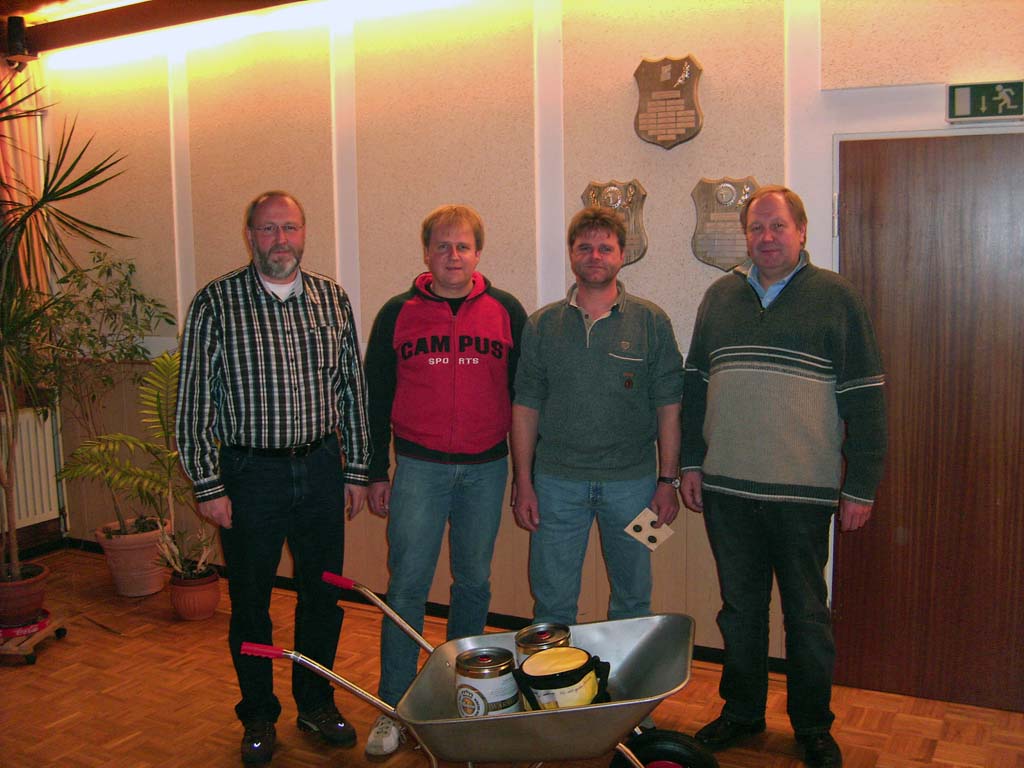 Kompaniemeister wurde Dietmar Ahrens (3.v.l.), gefolgt von Bernd Meyer (2.v.l.) und Josef Drüke (l.). Die Preise überreichte Christoph Limper