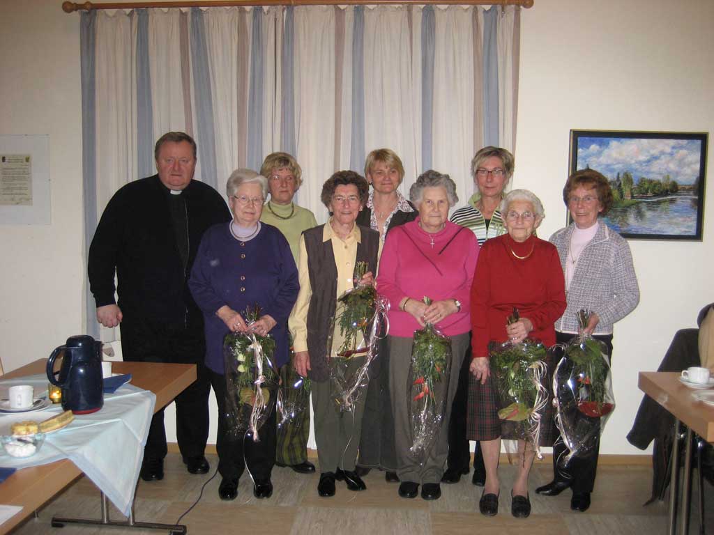 Jubilare -  Die Reihenfolge der Namen von links - Pfarrer Dr, Andreas Schotteck, Helga Hansmeier, Gunda Höke, Anni Ewers, Marilis Hansmeier, Johanna Reinstädler, Anne Tiemann, Maria Giese, Toni Krummel