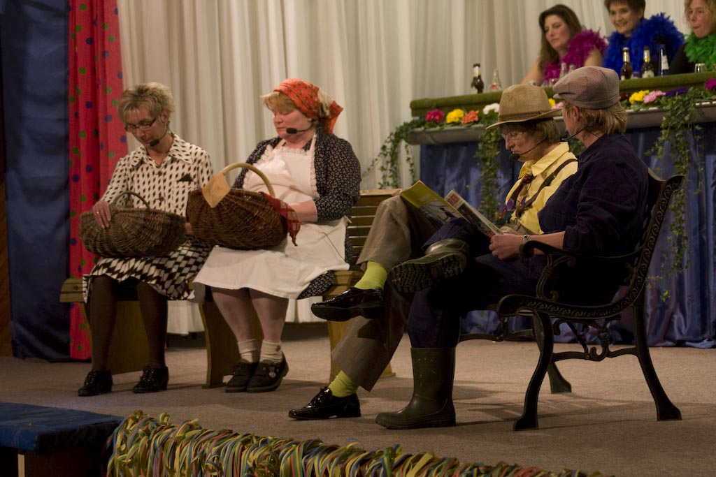 ticker-2008-01-31-009 Der Dorfklatsch des letzten Jahres war der Höhepunkt vor der Pause. Kornelia Hansmeier, Maria Wenzel, Anne Tiemann und Ria Verhufen hatten wieder originelles, anstößiges und unterhaltsames zusammengetragen