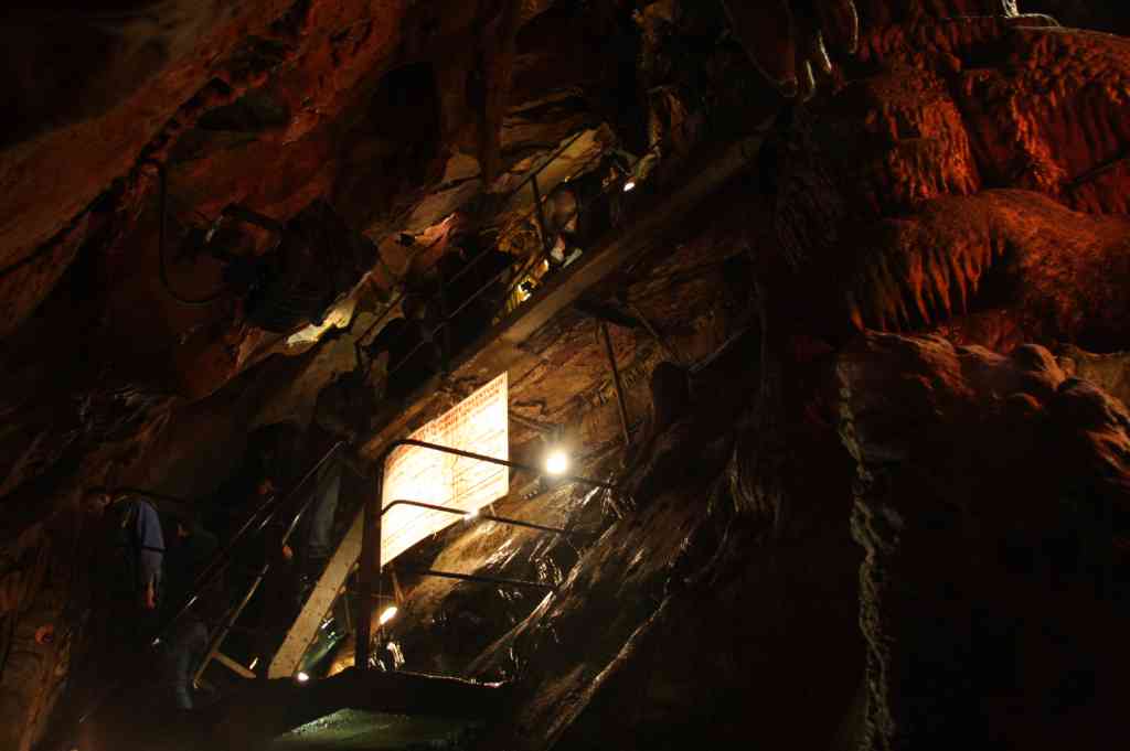 ticker-2008-05-02-003 Der Abstieg in die enge Grotte war nicht jedermanns Sache