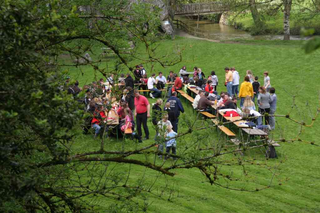ticker-2008-05-02-004 Den Nachmittag verbrachte man zusammen bei Picknick im Freien