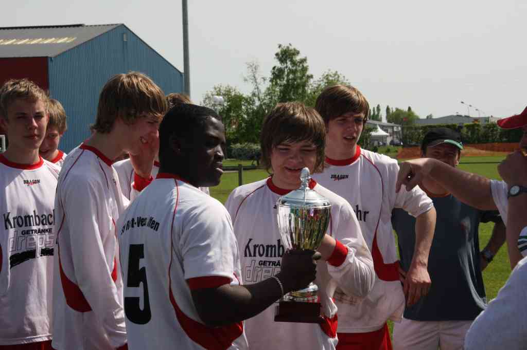 ticker-2008-05-03-010 Auch für die "Großen" gab es einen Pokal. Mit ihrem Coach Udo Ewers (und auf dem kleinen Feld) war das Team nicht zu schlagen.