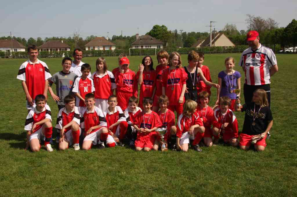 ticker-2008-05-03-011 Hier die Ü13-Teams von Alfen und Noyen nach der Siegerehrung mit dem Alfener Coach Horst Hölscher
