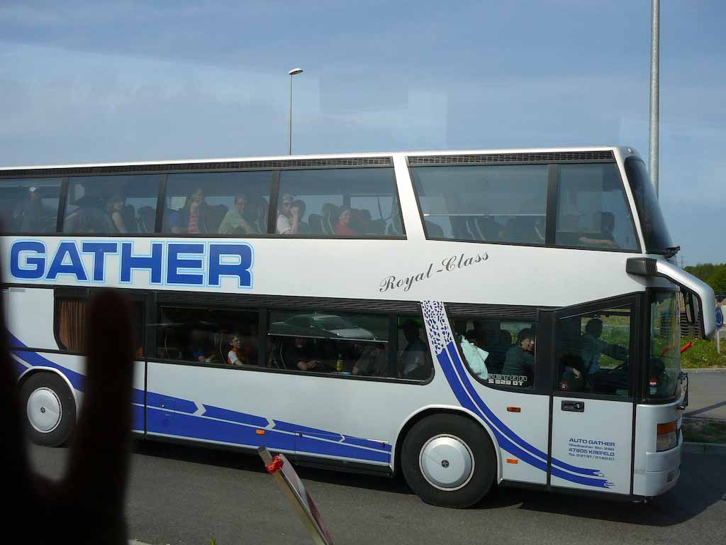 Unterwegs wurden wir von dem Bus der Sportler überholt.