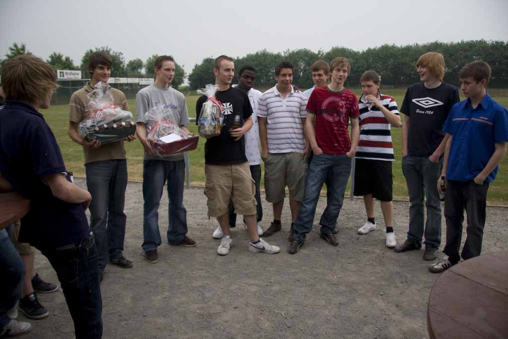 Das Team bedankt sich bei ihren Trainern und ihrem Betreuer