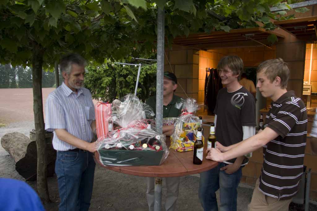 Mit kleinen Geschenken bedankten sich die Jungs für die hervorragende Betreuung