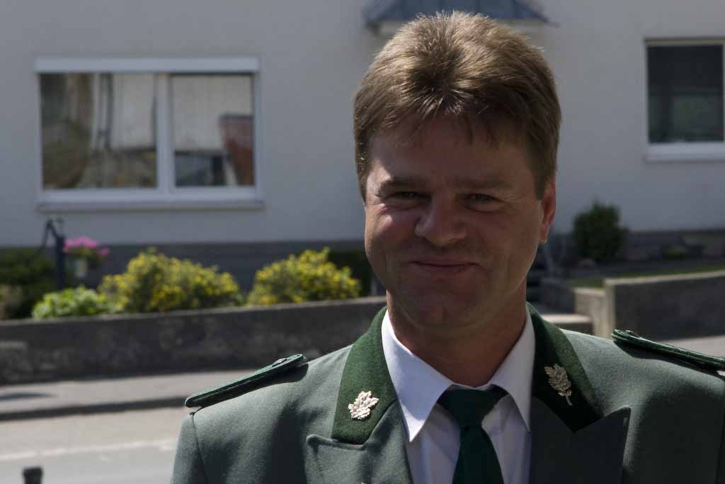 Dietmar Ahrens Die diesjährigen Vögel wurden von Dietmar Ahrens gebaut. Der langjährige Vogelbauer Karl-Heinz Hüster hat ihn diesem Jahr noch dabei unterstützt.
