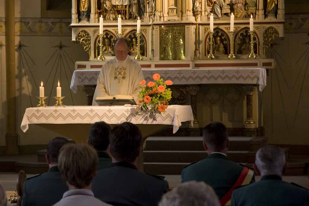 Gottesdienst Zur Eröffnung zelebrierte der Präsens der Alfener Bruderschaft, Jürgen Bischof, einen Gottestdienst in unserer Pfarrkirche