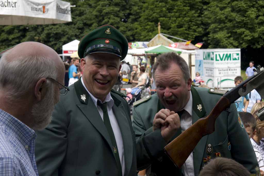 Ludger Brands Schießmeister Hans-Georg Igges hat immer den einen oder anderen guten Tipp auf Lager.