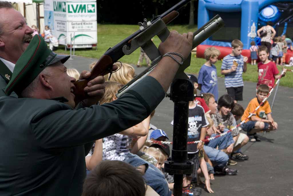 Ludger Brands Nachdem die Prinzen dem Vogel die Insignien entrissen hatten machte sich Ludger Bandt an die Arbeit den Vogel auseinander zu nehmen.