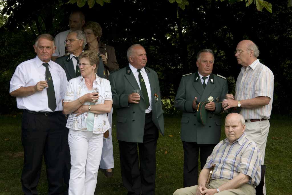 Zuschauer Das Volksfest nutzen viele Besucher um sich wieder zu treffen und zu unterhalten