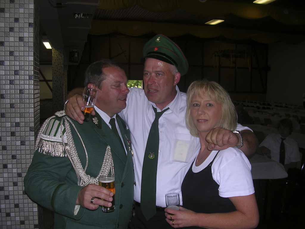 Markus Hüster, Ludger Brands und Christiane Berke. Der neue Alfener Schützenkönig Ludger Brands mit Markus Hüster und Christiane Berke.
