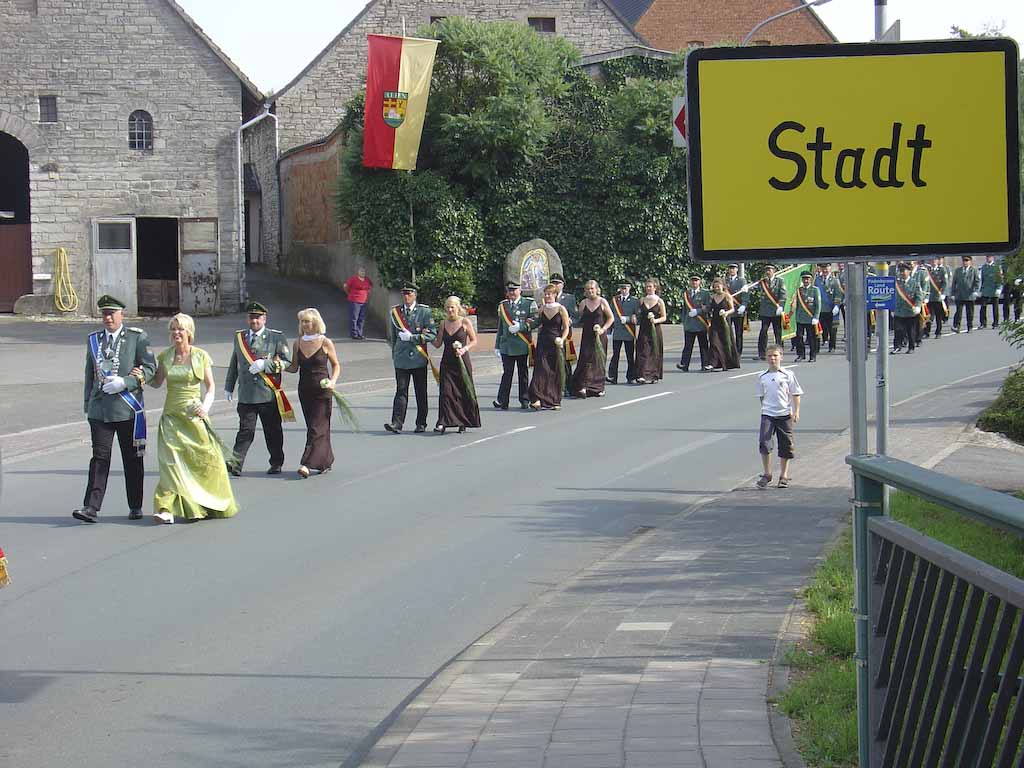 Vom Bahneinschnitt ging es zur Pfarrkirche Vom Bahneinschnitt ging es zur Pfarrkirche
