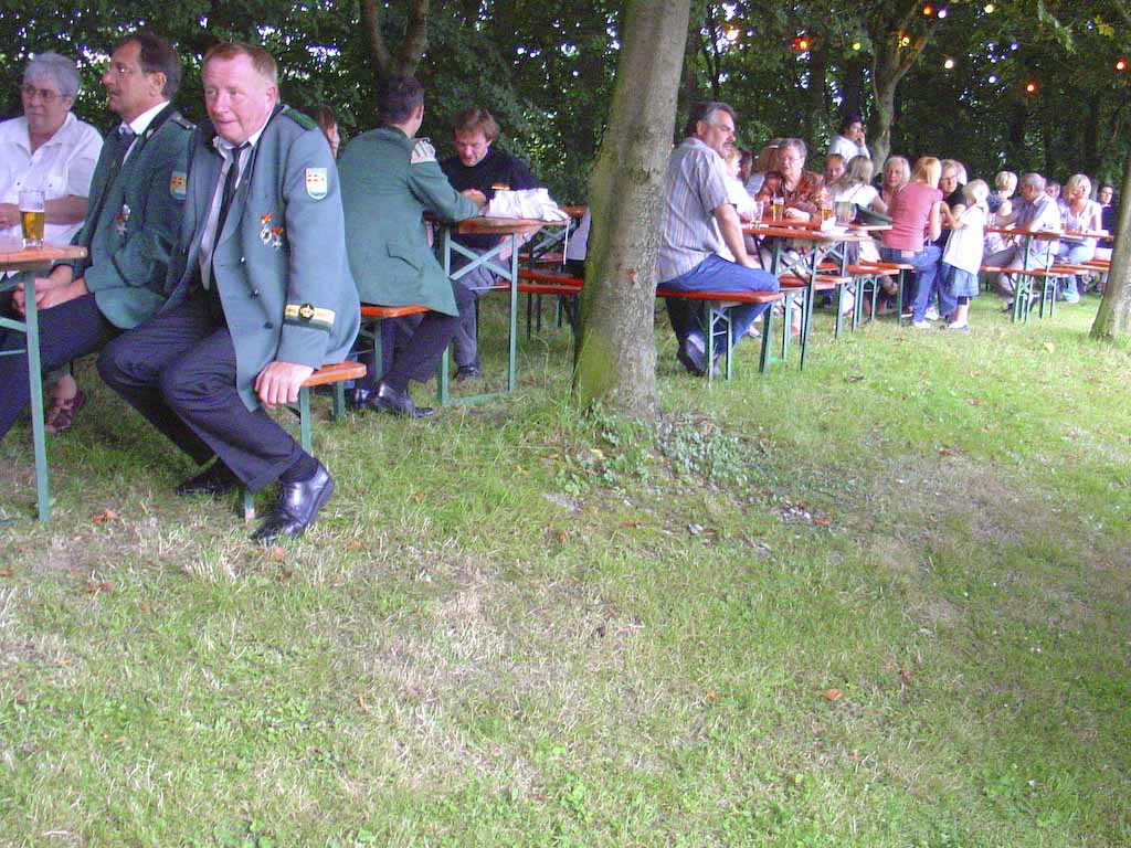 Bei bestem Wetter war der Biergarten gut gefüllt Bei bestem Wetter war der Biergarten gut gefüllt