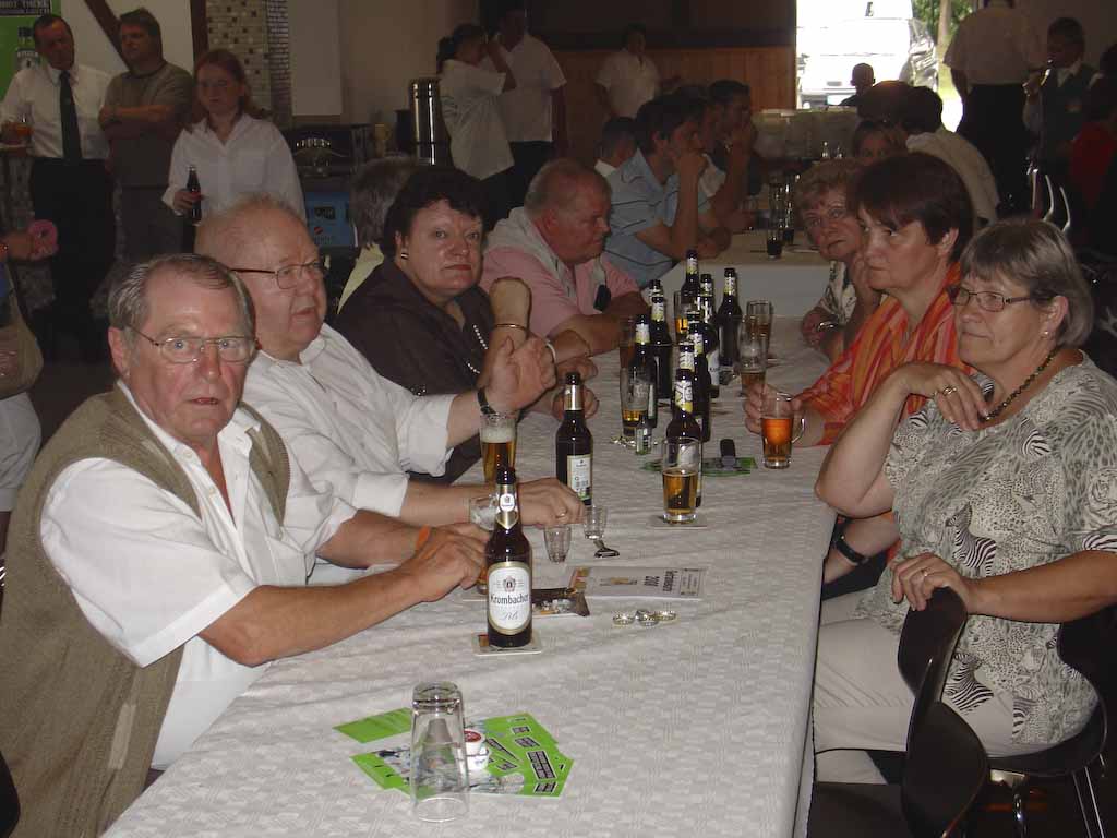 Der Umzug fand bei bestem Wetter statt und anschließend saß man in der Halle zusammen
