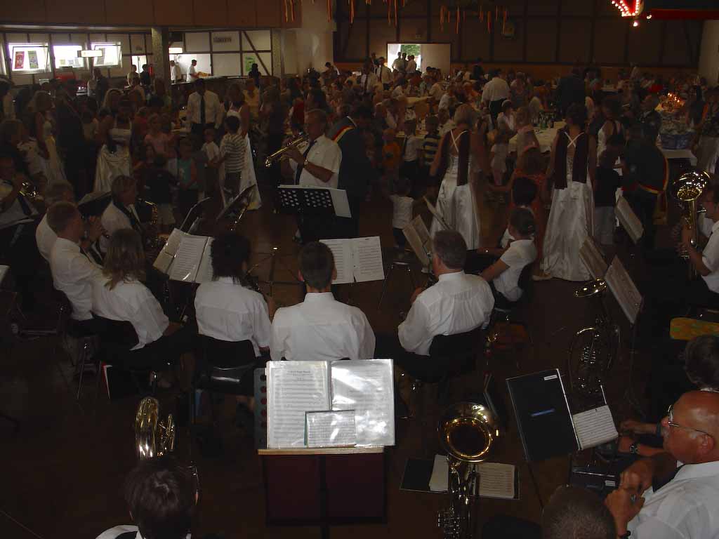 Der Musikverein Weine begleitete den Kindertanz