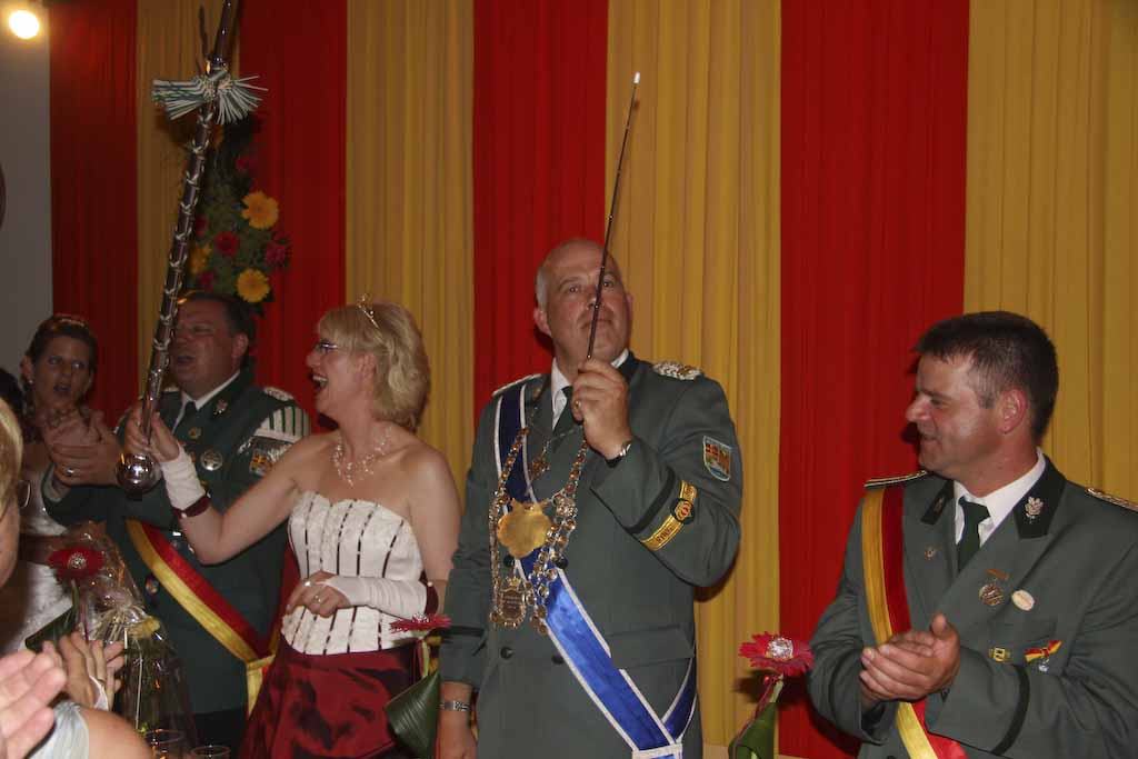 Das Königspaar schwang auch einmal den Taktstock bzw. den Stab des Tambourmajors