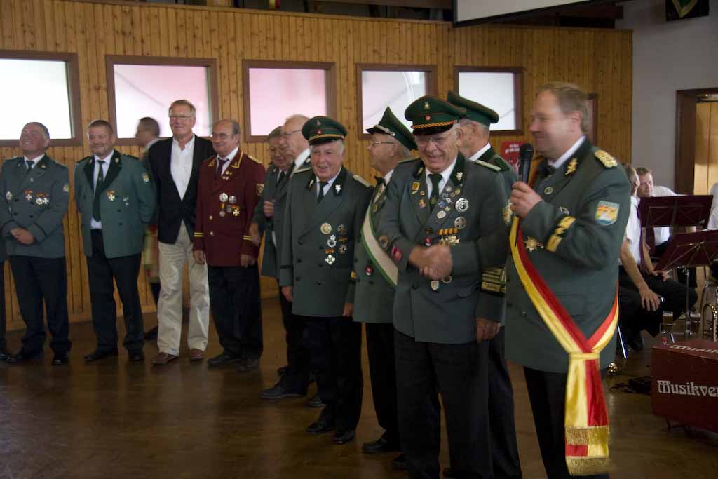 Oberst Drücke hatte auch einige Ehrungen vorzunehmen Oberst Drücke hatte auch einige Ehrungen vorzunehmen