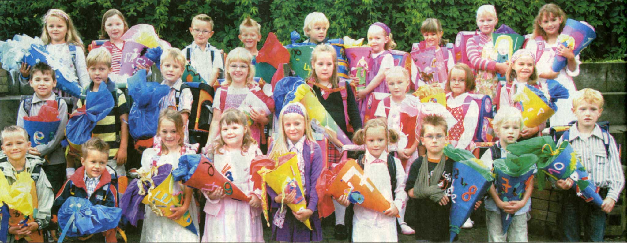 Grundschule Alfen - Einschulung 2008 Simon Bartels, Joelle Brosien, Merle Büker, Marie Büttner, Luis Alberto Canetto, Frederic Cimiotti, Ben Driesner, Ramona Gröpper, Paula Hlllemeler, Naoml Klassen, Olga Brauer, Luca Stefan Kloppenburg, Marvin Lüke, Tatjana Lüke, Malina Minge, Maurice Joel Nillies, Sophia Nübel, Sebastian Steffen Posledni, Annabelle Puls, Viktona Scheffler, Wiebke Schulz, Emil Schumacher, Nils Voß, Marie-Christin Westebbe, Lena Marie Wortmeier und Muhammed Yasemin