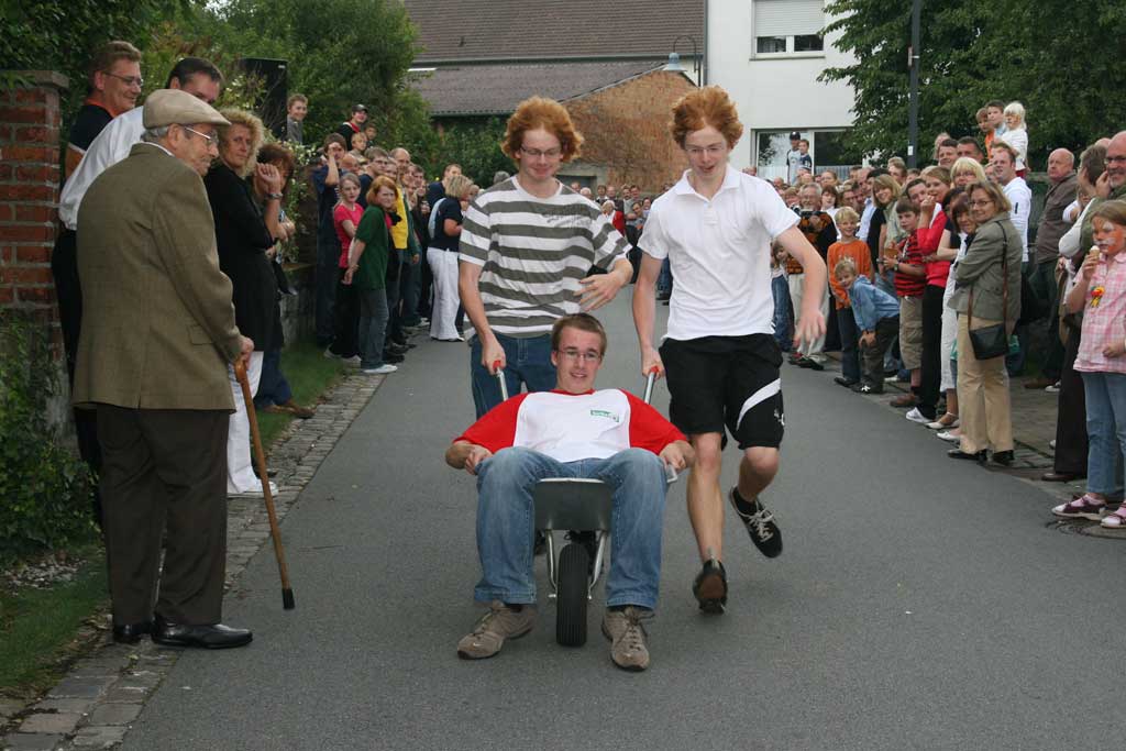 Dorfolympiade - Schubkarren-Rennen Auch die Söhne des CDU-Bundestagsbewerbers Bernd Langer, Marc und Steffen (hinten von links), kämpfen mit den Widrigkeiten der Schubkarre auf der Strecke von 50 Metern