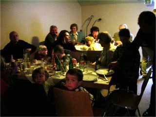 An dem Kindertisch, im oberen Teil des Bürgerhauses, haben sich die jüngsten Zuhörer des Konzertes getroffen.