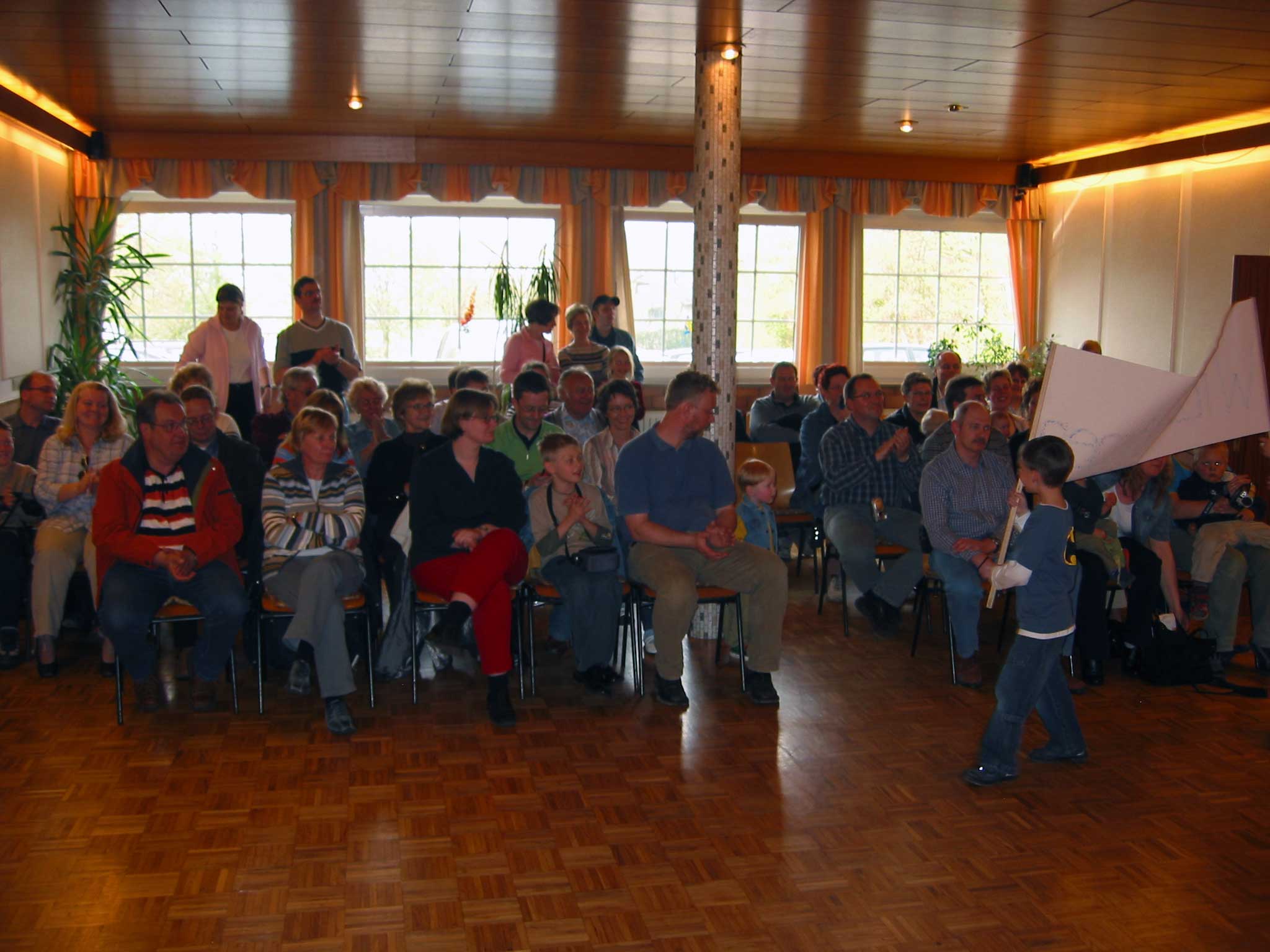 Einen bunten Nachmittag boten die Kinder der musikalischen Früherziehung ihren Eltern am Samstag den 16.4.2005 in der Schützenhalle Alfen.