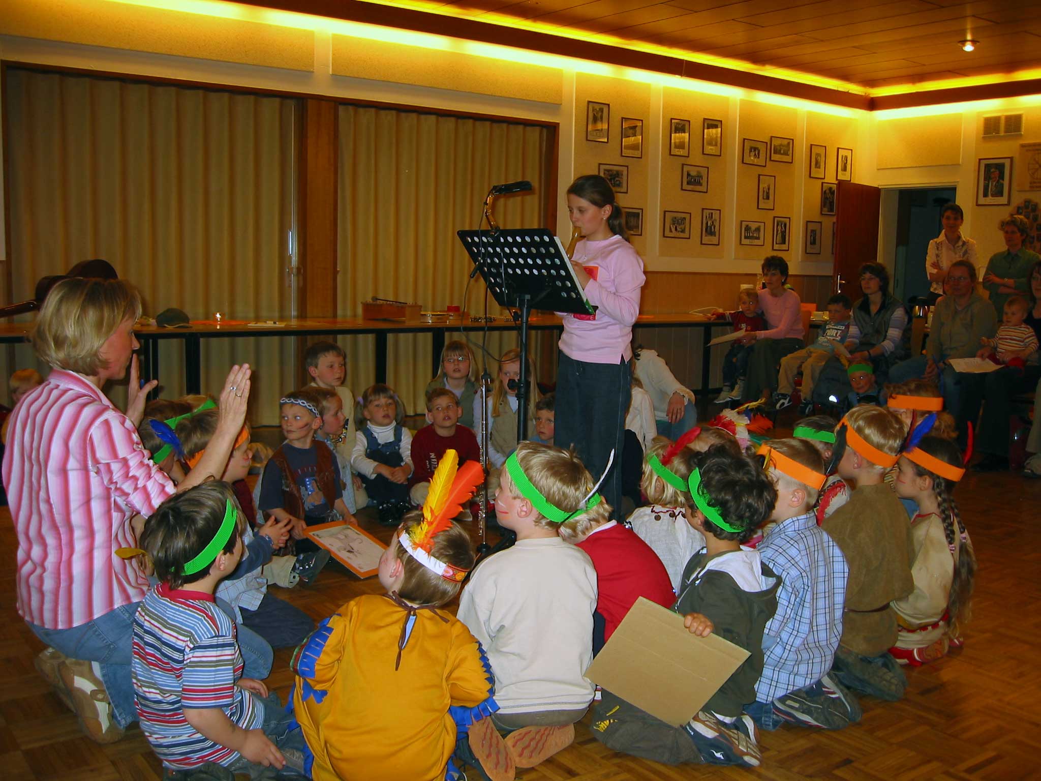 Der Gesang dient der Stimmbildung. Es werden Kinderlieder z.B. auf lala gesunge