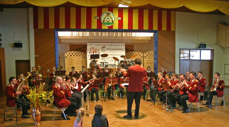 Am Sonntag dem 19. März veranstaltete der Musikverein wieder sein jährliches Konzert. In diesem Jahr stand das Motto "In 80 Minuten um die Welt" auf dem Programm. Am Sonntag dem 19. März veranstaltete der Musikverein wieder sein jährliches Konzert. In diesem Jahr stand das Motto "In 80 Minuten um die Welt" auf dem Programm.