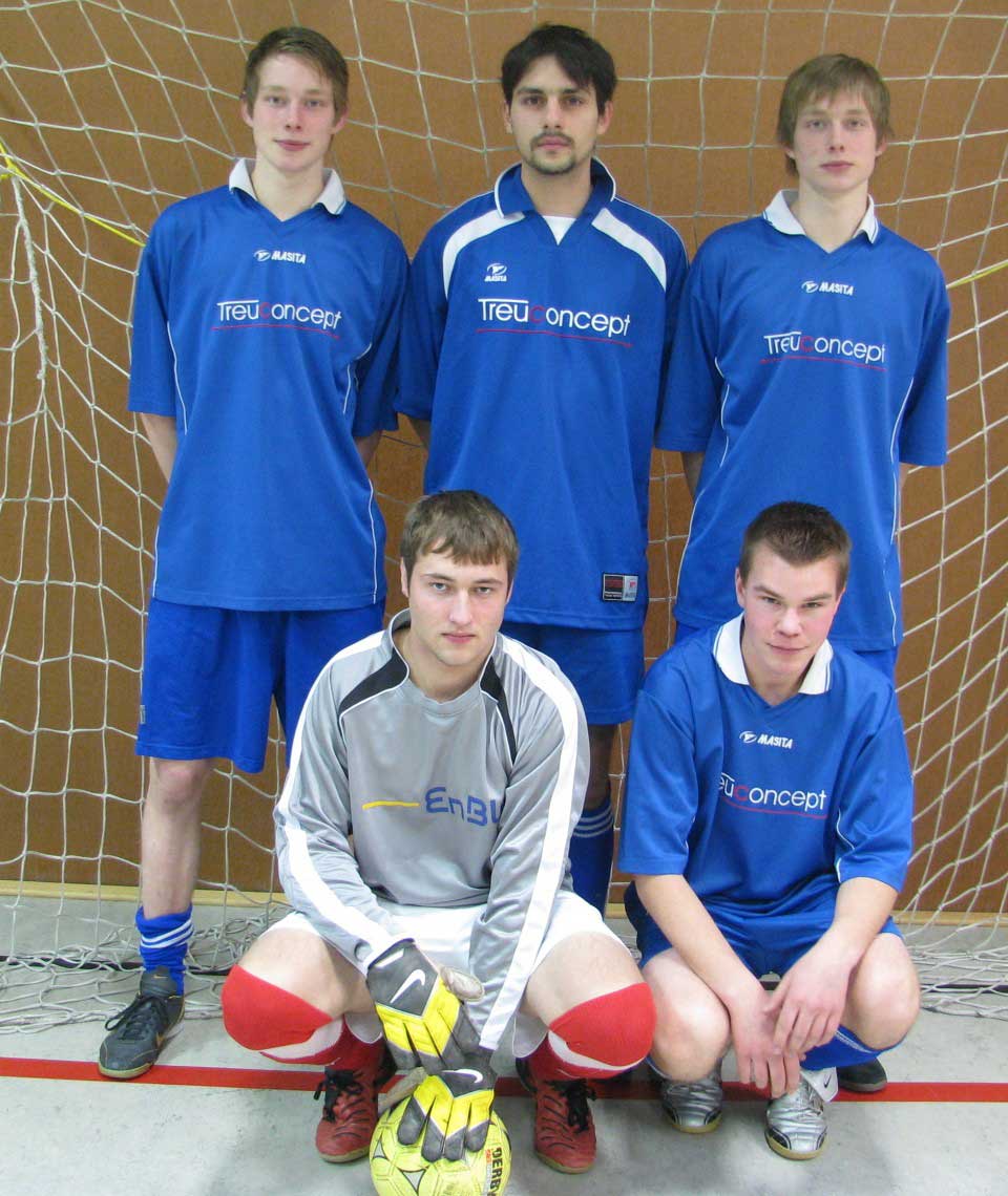 Die 1. Mannschaft der Alfener Fußballer konnte nach dem Gewinn der Herbstmeisterschaft in der Kreisliga C auch zum 10. Mal das vereinsinterne Hallen-Fußballturnier des Sportvereins Rot-Weiss Alfen gewinnen Von ihren 4 Spielen gewann sie drei bei einem Unentschieden und erzielte ein Torverhältnis von 15:7.