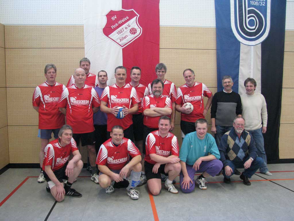 Die RWA-Handballer Die RWA-Handballer: hinten von links: Thorsten Reiher, Hartwig Rachner, Ulrich Hülsmann, Thomas Salmen, Thomas Nösner, Elmar Nillies, Peter Kather, Wolfgang Heil, Johannes Kröger, Rainer Menzel, Andreas Mayer, vorne von links: Manfred Göke, Oliver Storm, Matthias Thater, Dietmar Mormann, Hermann Walter