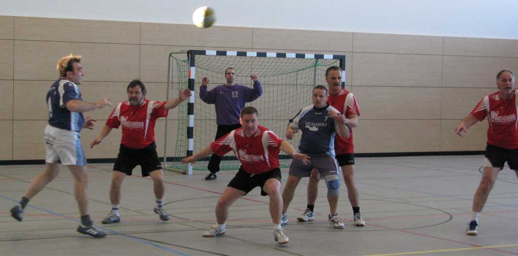 2009-01-11-001 Die ersten Borchener Nutzer in der neuen Sporthalle waren am Samstag, 10.01.2009 die ehemaligen Alfener Handballer, die zu einem Werbespiel gegen eine Alte-Herren-Mannschaft aus Buke und Elsen spielte. Diese Mannschaft musste allerdings noch mit drei Alfener Spielern verstärkt werden. Doch die Reaktivierung der ehemaligen Handballer stand unter keinem guten Stern, verletzten sich doch 3 Spieler bereits bei zwei Trainingseinheiten vor dem Spiel und drei Spieler schon in den ersten 10 Minuten des Werbespiels. Bei drei dieser Spieler riss ohne gegnerische Einwirkung sogar die Achillessehen durch. So war es angesichts dieser vielen Verletzten kein Wunder, dass die Alfener