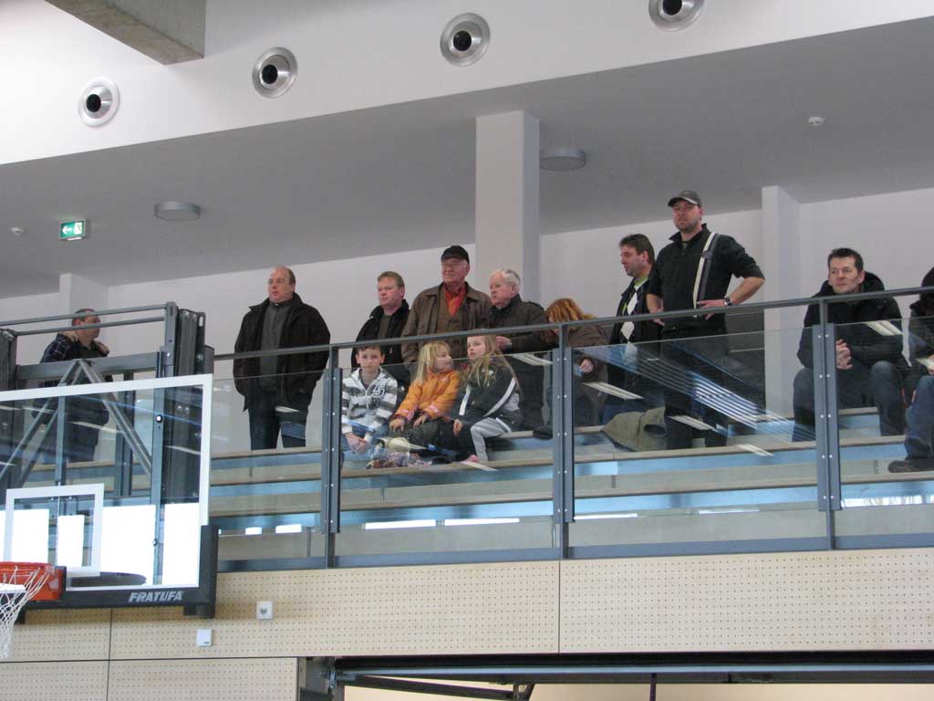 2009-01-11-002 Bereits bei diesem Spiel waren zahlreiche Besucher auf der Tribüne. Diese 300 Zuschauer fassende Sitzplatz-Tribüne war anschließend voll besetzt, denn nach den Alfener Handballern traten die Profis an. Aus der 1. Liga kam GWD Minden nach Borchen, um dort gehen EHV Aue aus der 2. Liga zu spielen. Dieses Spiel endete 33:28 für GWD Minden.