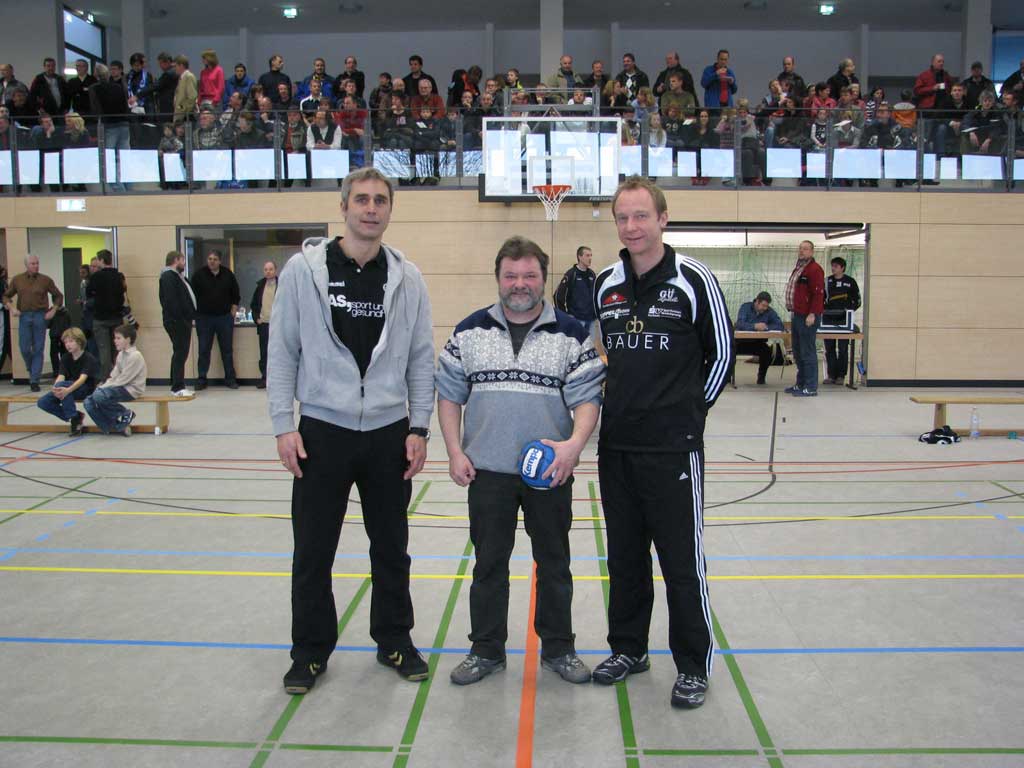 2009-01-11-003 Der ehemalige RWA-Handball-Boss Peter Kather zwischen den Trainern der beiden Bundesligisten, links der 76 fache frühere Nationalspieler Rathke, rechts der Auer Trainer Nowak.