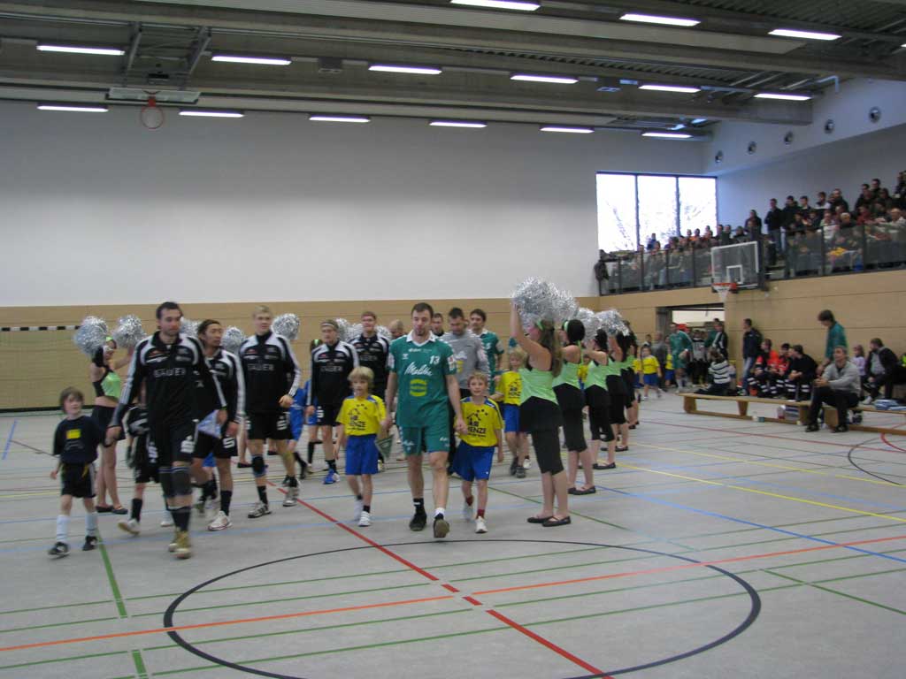 2009-01-11-004 Hier die beiden Bundesliga-Mannschaften, links die Mindener, rechts die Mannschaft aus Aue.