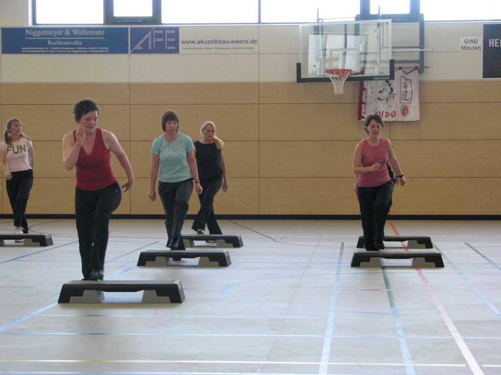 2009-01-11-005 Anschließend zeigte RWA-Übungsleiterin Inge Kloppenburg mit einigen Teilnehmerinnen ihrer RWA- und SC Borchen Gruppen, wie intensiv sie bei ihrer Steppgymnastik Sport treiben.
