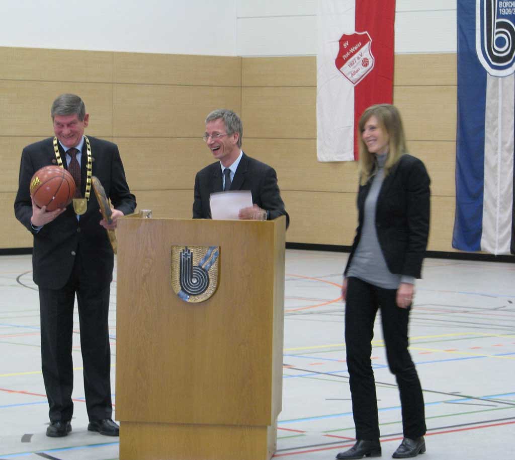 2009-01-11-00a Bürgermeister Heinrich Schwarzenberg erhält von den Architekten den Schlüssel für die neue Sporthalle vor den Fahnen der beiden Hauptantragsteller vor 20 Jahren.
