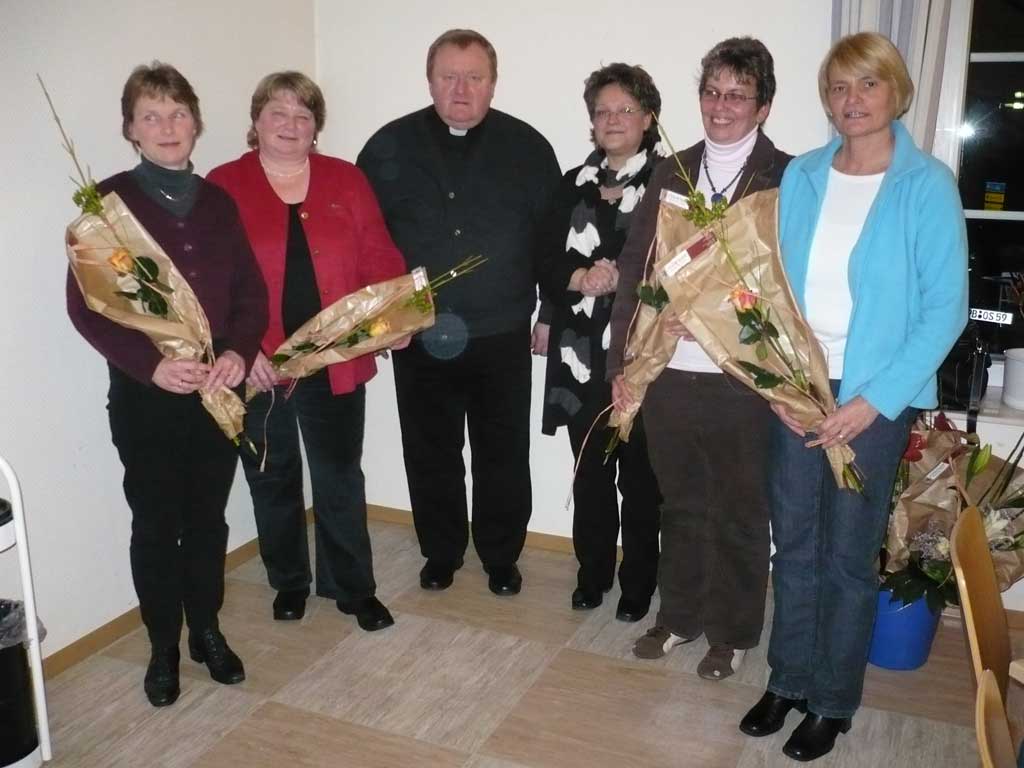 Neuer Vorstand von links: Michaela Becke, Kornelia Hansmeier, Pfarrer Dr. Schottek, Geistl. Begleitung Gabriele Kniesburges, Annelie Reike und Marilies Hansmeier