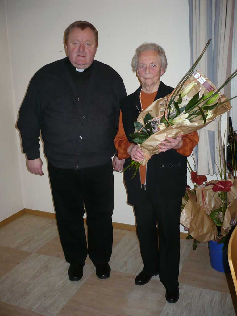 Karoline Hansmeier – 60 Jahre Mitglied – mit Pfarrer Dr. Schottek