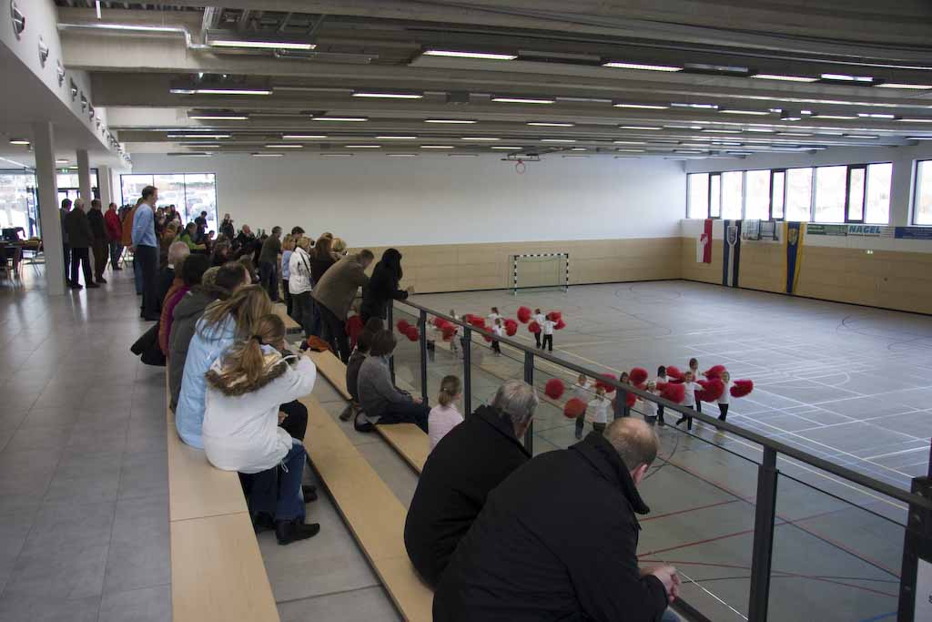Dreifachhalle in Borchen Eine Tribüne bietet den Zuschauern eine bequeme Übersicht der sportlichen Leistungen