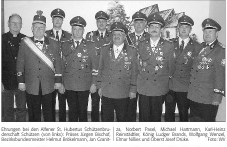 Die geehrten Schützenbrüder auf der Jahreshauptversammlung 2009 Ehrungen bei den Alfener St. Hubertus Schützenbruderschaft Schützen (von links): Präses Jürgen Bischof, Bezirksbundesmeister Helmut Brökelmann, Jan Granitza, Norbert Pasel, Michael Hartmann, Karl-Heinz Reinstädtler, König Ludger Brands, Wolfgang Wenzel, Elmar Nillies und Oberst Josef Drüke