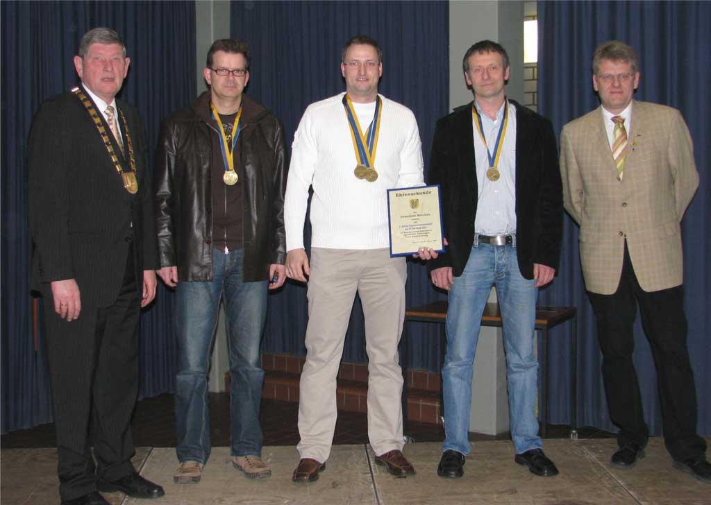 Tischtennis Mannschaft Herren 2 - Von links: Bürgermeister Heinr. Schwarzenberg, Thomas Kauert, Oliver Heimann, Andreas Fiedler, Hans-Dieter Nagel vom Gemeindesportverband