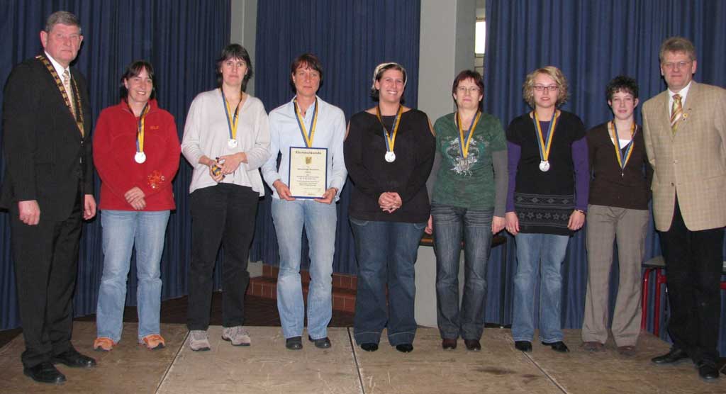 Volleyball Damenmannschaft - Von links: Bürgermeister Heinr. Schwarzenberg, Petra Papenkordt, Elisabeth Marschel, Bärbel Nillies, Ann-Christin Ahrens, Celina Harder, Anja Tiemann, Melanie Amedick, Hans-Dieter Nagel vom Gemeindesportverband