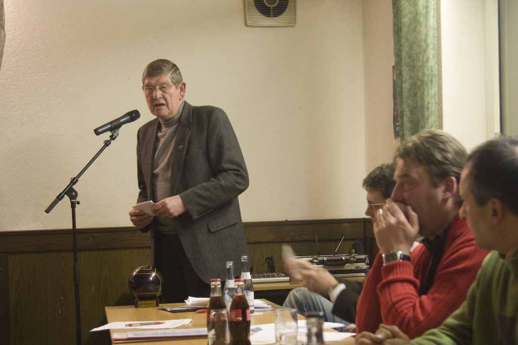 Bürgermeister Schwarzenberg richtet einige Grußworte der Gemeinde an die versammelten Sportler