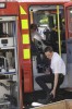Einige Mitglieder der Feuerwehr sind gleich an mehreren Stellen aktiv und müssen sich vor dem Aufstellen erst noch schnell umziehen Einige Mitglieder der Feuerwehr sind gleich an mehreren Stellen aktiv und müssen sich vor dem Aufstellen erst noch schnell umziehen