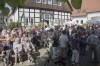 Alt und Jung nutzen die Gelegenheit sich gesellig zusammenzusetzen Alt und Jung nutzen die Gelegenheit sich gesellig zusammenzusetzen