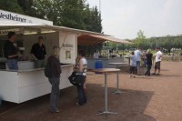 Der Sportverein hatte auch für das leibliche Wohl gesorgt. Allerdings war es mal wieder ein Problem die Stände kontinuierlich zu besetzen. Dankenswerter Weise waren einige Helfer zu Doppelschichten bereit.