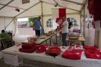 Neben der Kuchentheke war auch der neue Fanshop des SV RW Alfen aufgebaut