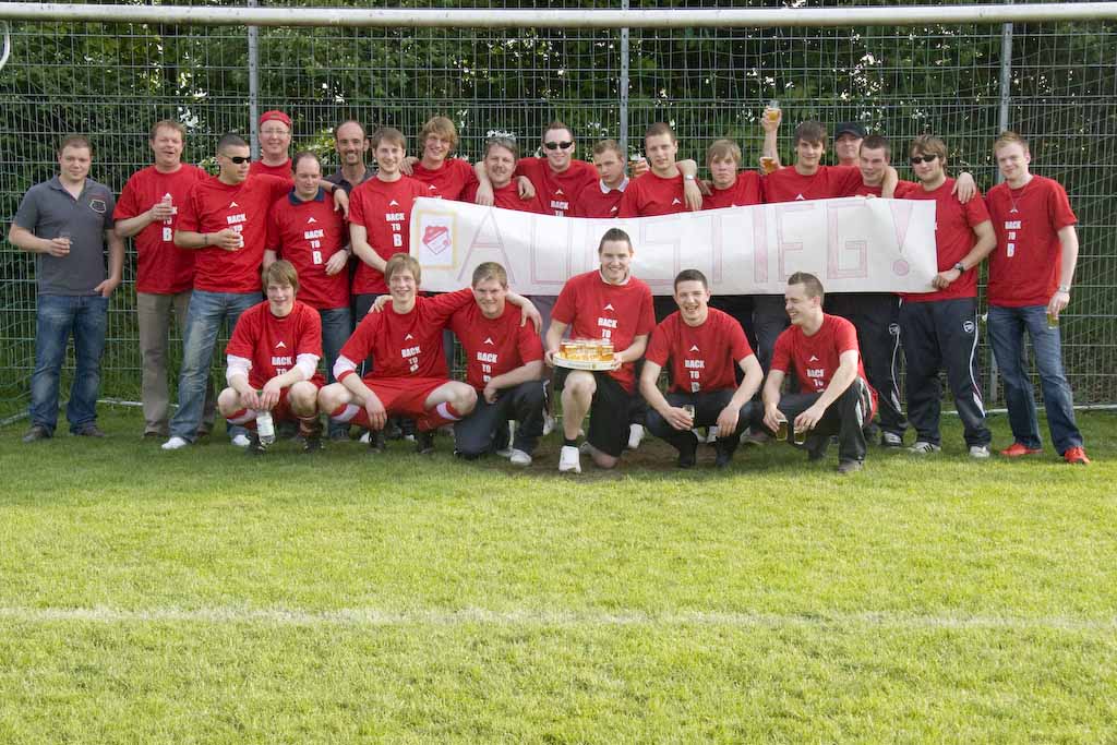 Bei den Zuschauern waren auch die Helden der 1. Mannschaft des SV RW Alfen, die den Aufstieg in die Kreisliga-B besiegelt haben. Bei den Zuschauern waren auch die Helden der 1. Mannschaft des SV RW Alfen, die den Aufstieg in die Kreisliga-B besiegelt haben.